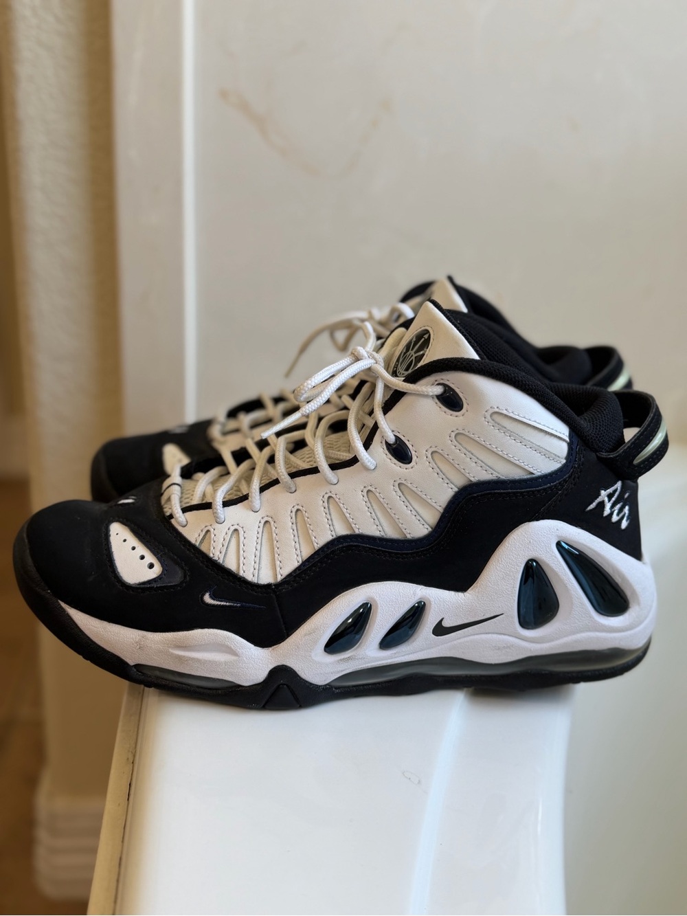 Men’s Nike Air Black and White Retro High-Top Sneakers size 10.5